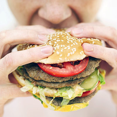 عادات مضر برای قلب,خوردن بیش از حد مواد غذایی