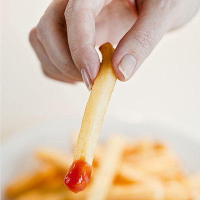 عادات مضر برای قلب,hand-fries-heart-habits-400x400