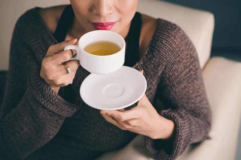 آلرژی فصلی,04-prevent-allergies-woman-tea-cup