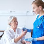 مزایای خدمات پرستاری از بیمار در منزل